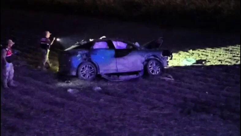 Lastiği patlayan otomobil tarlaya uçtu: 1 ölü, 2 yaralı