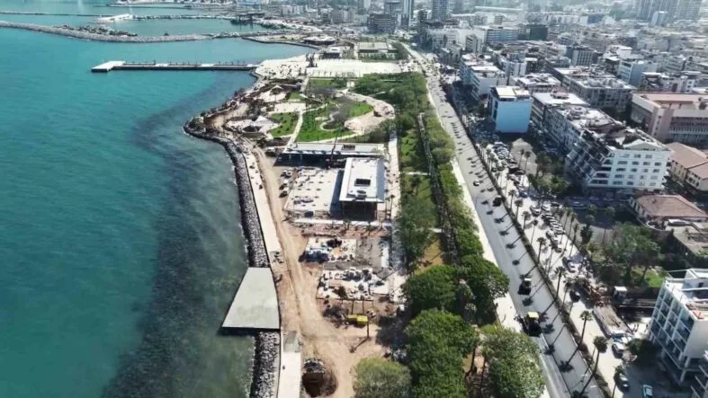 Depremde zarar gören İskenderun sahili yeniden hayat buluyor