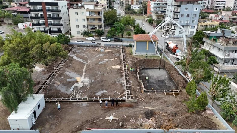 HBB, İSKENDERUN’DA “MODERN HALI SAHA PROJESİNİ” SÜRDÜRÜYOR