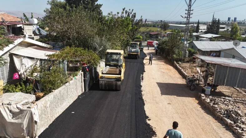 KIRIKHAN’DA YOLLAR YENİLENİYOR: MENDERES MAHALLESİ ASFALTLA BULUŞTU