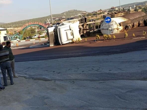 Altınözü’nde zeytin posası yüklü tanker devrildi