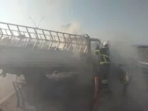 Bariyerlere çarpan pikap alev alev yandı