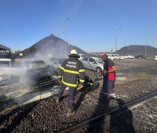 İskenderun’da park halindeki otomobil yandı