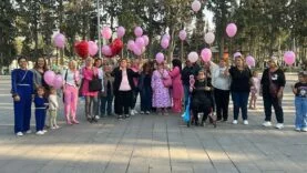 Yıllar süren mücadeleyle meme kanserini yenen kadın ve destekçileri gökyüzüne pembe balon bıraktı