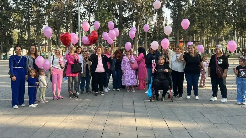 Yıllar süren mücadeleyle meme kanserini yenen kadın ve destekçileri gökyüzüne pembe balon bıraktı