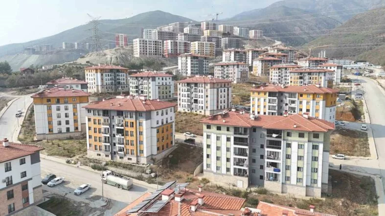HATAY'DA BİNLERCE DEPREM KONUTUNUN TESLİMİYLE İKİ KATINA ÇIKAN KİRA FİYATLARI DÜŞMEYE DEVAM EDİYOR EMLAKÇI JÜLİDE ÖZKAN: "HATAY'DA DEPREM KONUTLARINDA EN DÜŞÜK KİRA FİYATINI 8 BİN TL'DEN GÖREBİLİRKEN, EN YÜKSEK KİRA FİYATI OLARAK 22 BİN TL'DEN GÖREBİLİRİZ"