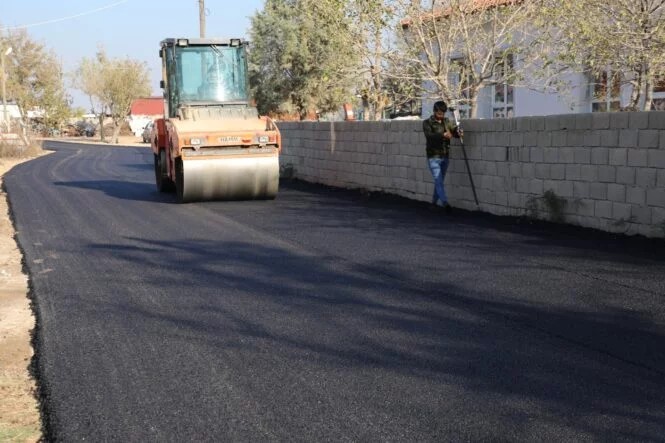 BÜYÜKŞEHİR KUMLU GÜLOVA’DA YOL SORUNUNU ÇÖZÜYOR