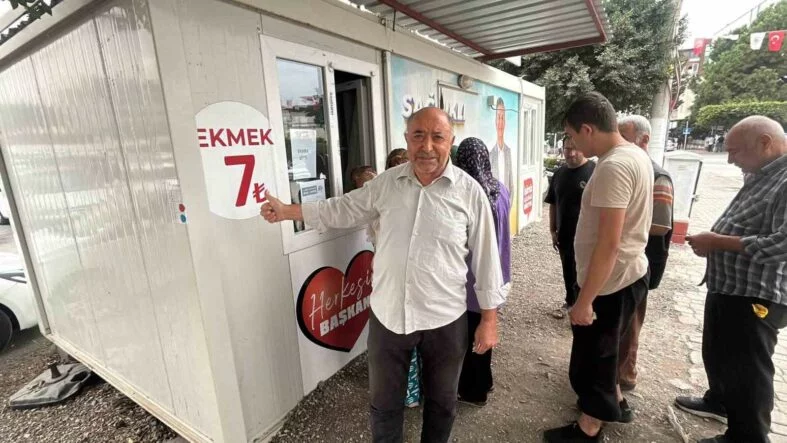 FİYATIN YARISINDAN DAHA UCUZA EKMEK SATINCA METRELERCE KUYRUK OLUŞTU