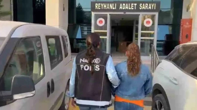 Reyhanlı’da 22 yıl hapis cezası ile aranan uyuşturucu satıcısı kadın yakalandı