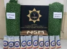 Binlerce uyuşturucu hapı yapay çimin içerisine sakladılar