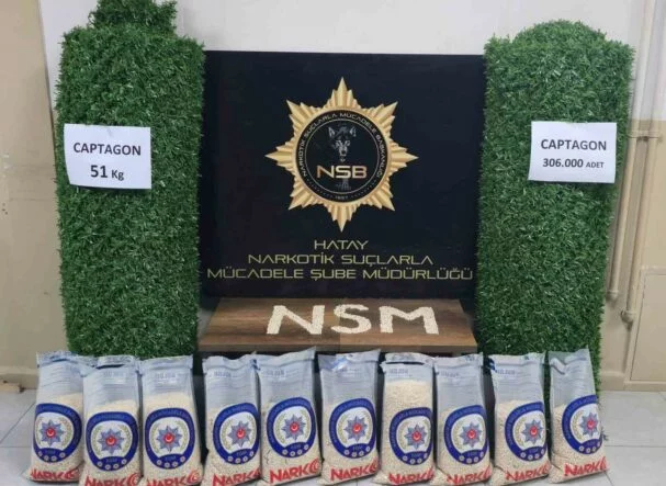 BİNLERCE UYUŞTURUCU HAPI YAPAY ÇİMİN İÇERİSİNE SAKLADILAR