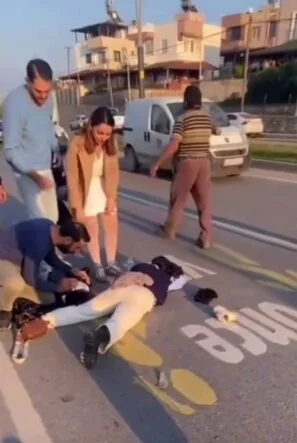 ANNE VE 2 ÇOCUĞUNA YAYA GEÇİDİNDE OTOMOBİL ÇARPTI