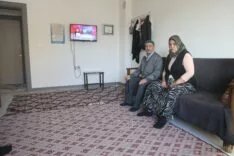 YUVASINA KAVUŞAN DEPREMZEDE VATANDAŞ, "BAKANIMIZ MURAT KURUM GİBİ ŞANTİYE ŞEFİNE CAN KURBAN"