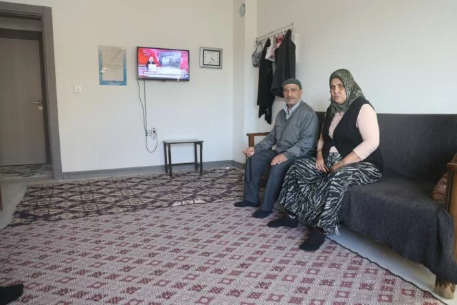 YUVASINA KAVUŞAN DEPREMZEDE VATANDAŞ, "BAKANIMIZ MURAT KURUM GİBİ ŞANTİYE ŞEFİNE CAN KURBAN"