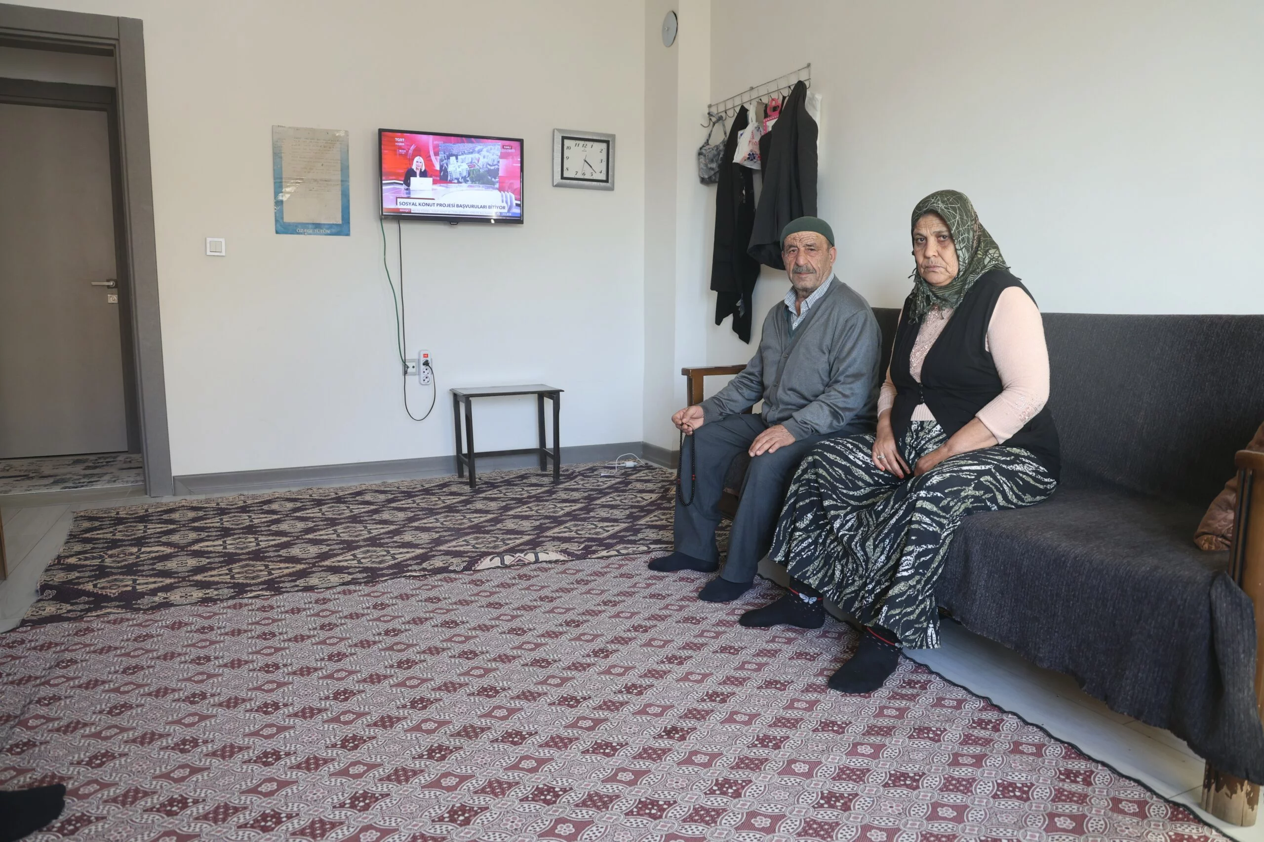 Yuvasına kavuşan depremzede vatandaş, “Bakanımız Murat Kurum gibi şantiye şefine can kurban”