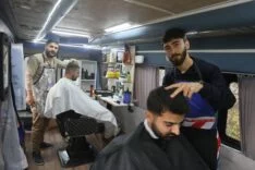 İLK KEZ GÖRENLERİ ŞAŞIRTAN MOBİL BERBER, BİR 'ALO' İLE MÜŞTERİLERİNİN AYAĞINA GİDEREK VİP HİZMET VERİYOR