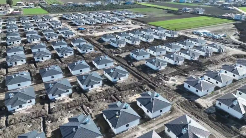 HATAY'IN KIRSAL MAHALLELERİNDE DEPREM KONUTLARINDA ÇALIŞMALARINDA SONA GELİNDİ