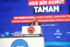 CUMHURBAŞKANI ERDOĞAN: "DEVLETLE MİLLETİ KARŞI KARŞIYA GETİRMEYE ÇALIŞANLARIN HİÇBİRİSİ YOK. AMA BİZ BURADAYIZ" DEPREMİN ÜZERİNDEN 3 YIL GEÇMEDEN 455 BİNİNCİ KONUT DA TESLİM EDİLDİ CUMHURBAŞKANI RECEP TAYYİP ERDOĞAN'IN KATILIMIYLA DÜZENLENEN TÖRENDE YAPIMI TAMAMLANAN 95 BİN KONUT VE 9 BİN 501 İŞ YERİ HAK SAHİPLERİNE TESLİM EDİLDİ "DEPREMİN VURDUĞU ON BİR İLİMİZDE YAPIMI TAMAMLANAN 455 BİNİNCİ AFET KONUTUMUZU HAK SAHİBİ KARDEŞLERİMİZE TESLİM ETMENİN GURURUNU YAŞIYORUZ"