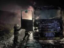 HATAY'DA ALEVLERE TESLİM OLAN TIR KULLANILAMAZ HALE GELDİ