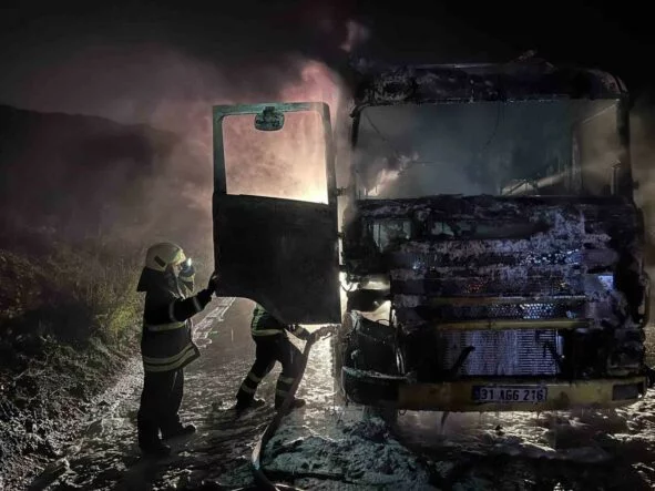 HATAY'DA ALEVLERE TESLİM OLAN TIR KULLANILAMAZ HALE GELDİ