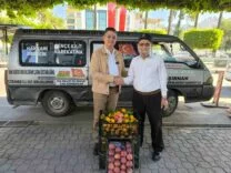 BAHÇESİNİ DON VURAN 'ELMACI DEDE', HATAY'DAN YÜKLEDİĞİ MANDALİNALARI MEHMETÇİĞE GÖTÜRMEK İÇİN YOLA ÇIKTI