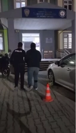 DEFNE'DE BİLİŞİM SİSTEMLERİ HIRSIZLIĞI ŞÜPHELİSİ TUTUKLANDI