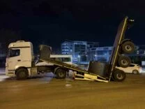 Demir rulo yüklü dorse ortadan ikiye ayrıldı