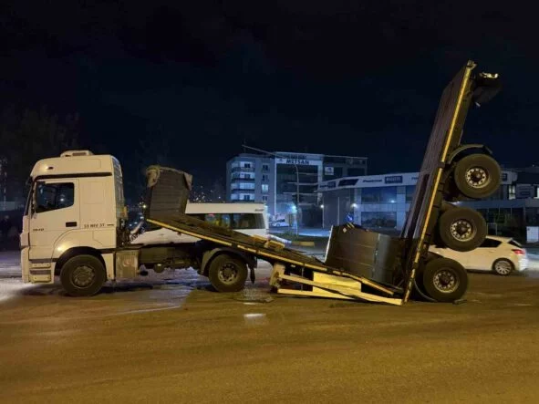 DEMİR RULO YÜKLÜ DORSE ORTADAN İKİYE AYRILDI