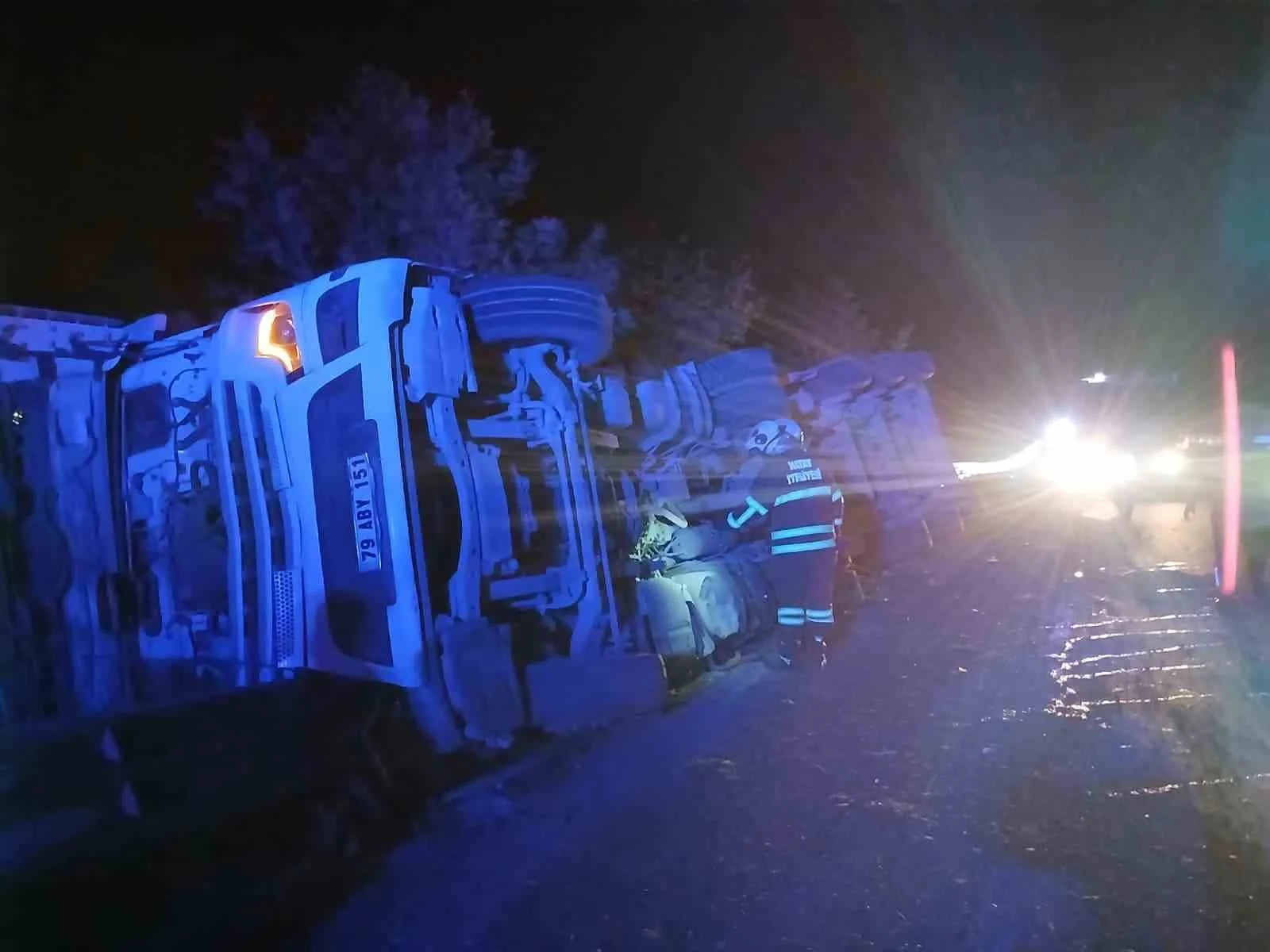 Hassa’da devrilen tırın sürücüsü yaralandı