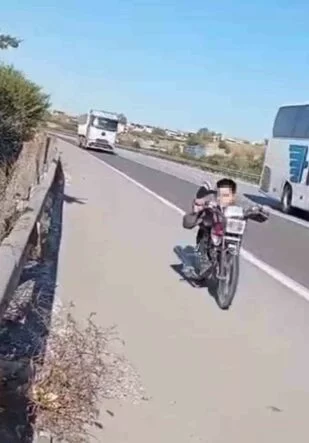 OTOBANDA MOTOSİKLETİN ÜZERİNE YATARAK ŞOV YAPAN SÜRÜCÜYE 63 BİN TL CEZA