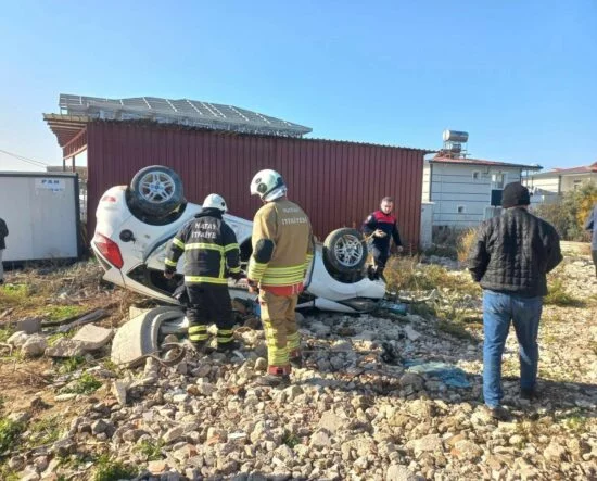 SAMANDAĞ’DA TAKLA ATAN OTOMOBİLİN SÜRÜCÜSÜ YARALANDI