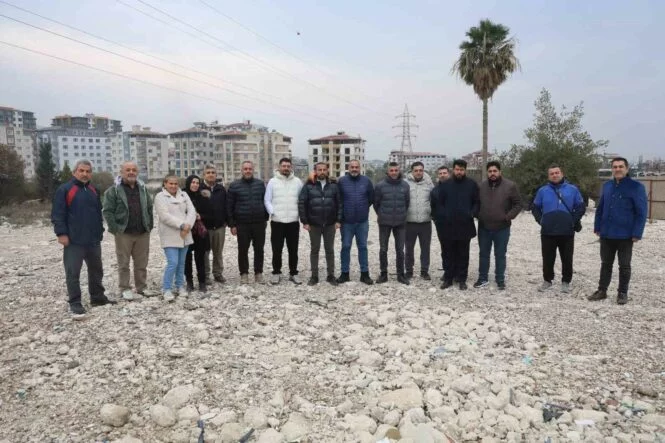‘Biz anlaşıp yapamadık ama yaparsa devletimiz yapar’ diyen site sakinleri, yuvalarından geriye kalan boş arazinin rezerv alanına alınmasını istiyorlar
