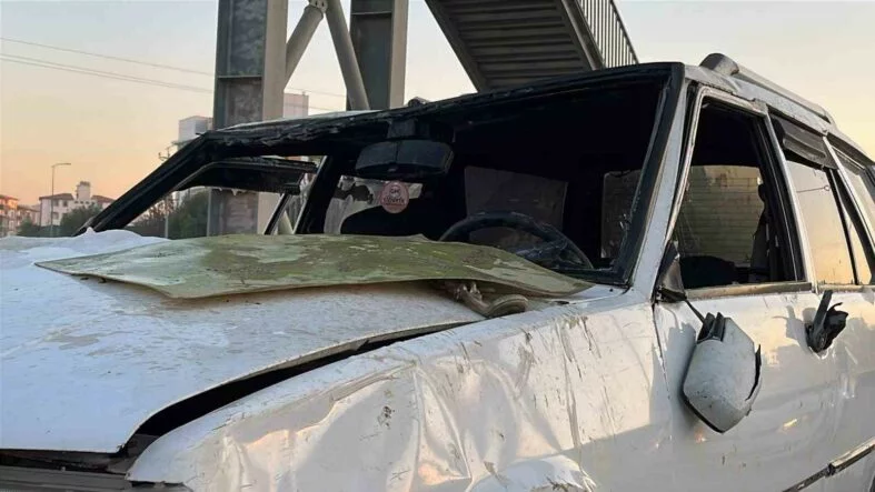 TAKLA ATARAK HURDAYA DÖNEN TOFAŞ'IN SÜRÜCÜSÜ YARALANDI