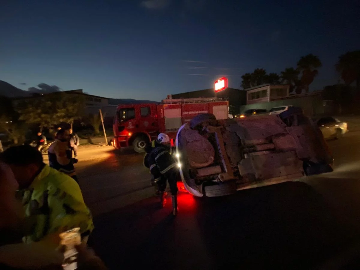 Kırıkhan’da yan yatan otomobilin sürücüsü yaralandı