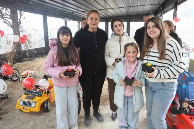 DEPREMZEDE ÖKSÜZ VE YETİM ÇOCUKLARIN YÜZÜ HEDİYELERLE GÜLDÜ