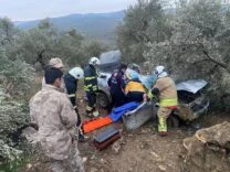 ZEYTİNLİĞE UÇAN OTOMOBİLİN SÜRÜCÜSÜ YARALANDI