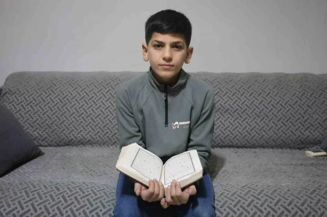 HAFIZLIK EĞİTİMİNİ TAMAMLAYAN 11 YAŞINDAKİ ÇOCUK, GÜZEL HABERİ BABASIYLA GÖZYAŞLARI İÇERİSİNDE PAYLAŞTI