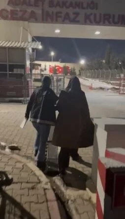 KUMLU’DA HAPİS CEZASI İLE ARANAN KADIN ŞÜPHELİ YAKALANDI