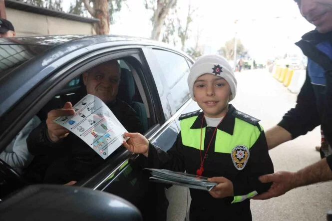 POLİS VE JANDARMA KAMUFLAJI İLE DENETİM YAPAN DEPREMZEDE ÇOCUKLAR YÜREKLERİ ISITTI