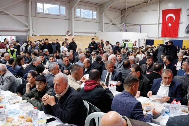 BAŞKAN ÖNTÜRK DEFNE’DE İFTARDA VATANDAŞLARLA BİR ARAYA GELDİ