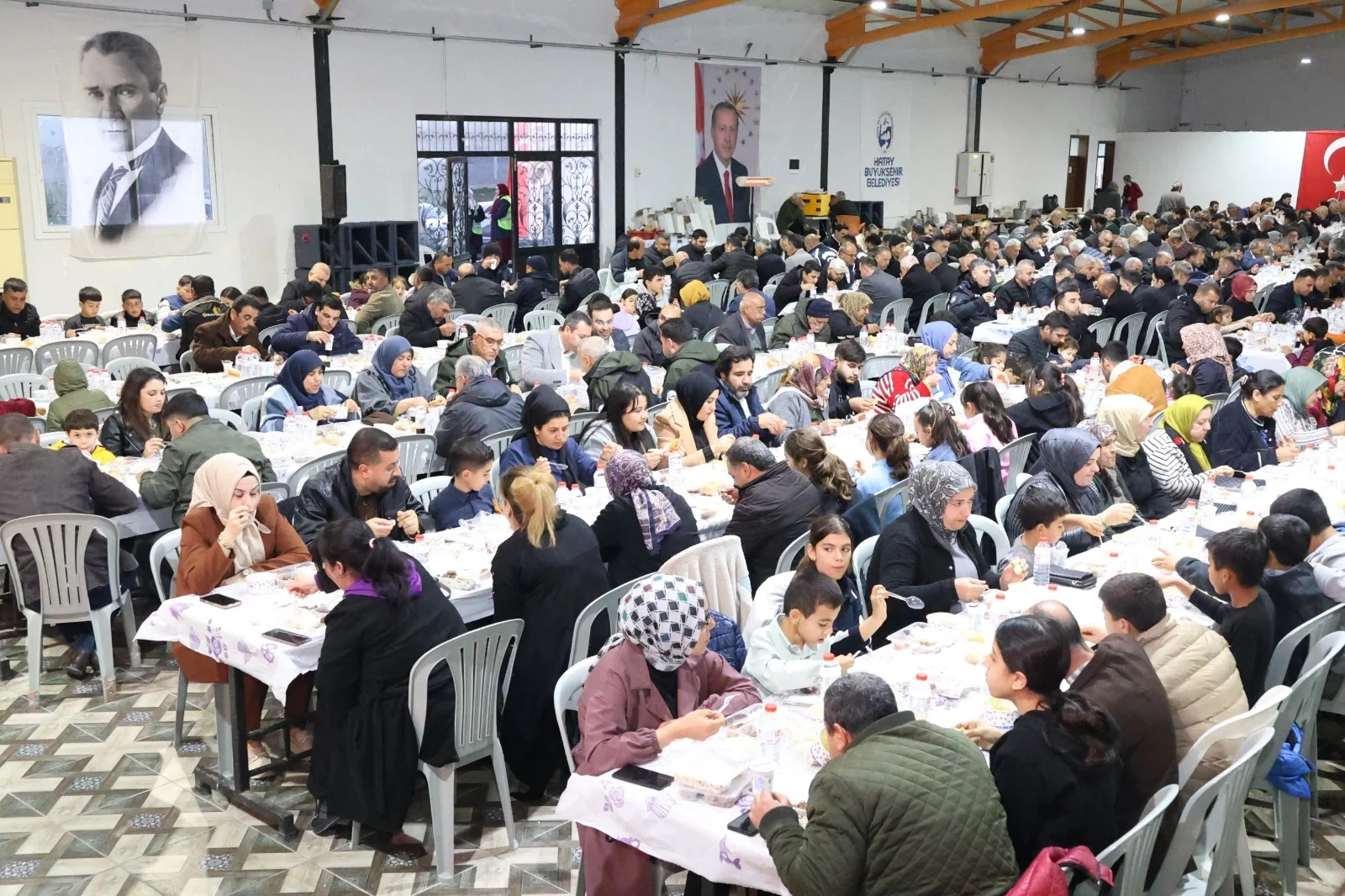 BAŞKAN ÖNTÜRK İFTARI KUMLULU VATANDAŞLARLA YAPTI