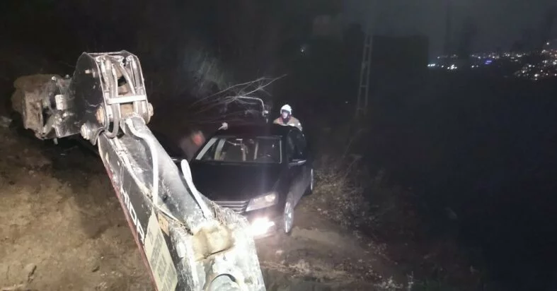 Belen’de toprak kaymasıyla mahsur kalan araç kurtarıldı