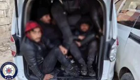 GÖÇMENLERİ TIKA BASA TAŞIRKEN YAKAYI ELE VEREN İNSAN KAÇAKÇISI TUTUKLANDI