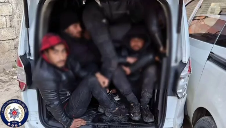 Göçmenleri tıka basa taşırken yakayı ele veren insan kaçakçısı tutuklandı