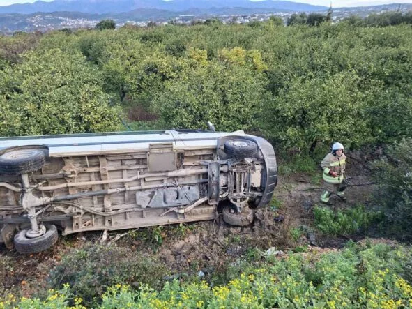 Öğrenci servisi narenciye bahçesine uçtu: 9 yaralı
