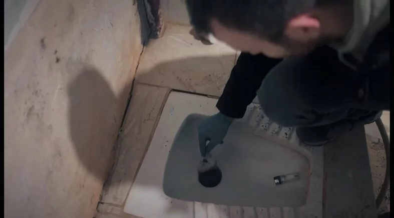 Hatay’da tuvalet deliğinde zulalanan uyuşturucuyu polis buldu