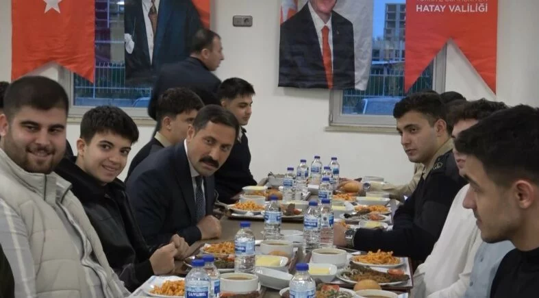 Vali Masatlı üniversite öğrencileriyle iftar sofrasında bir araya geldi