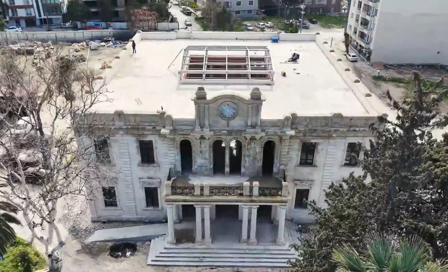 Depremde zarar gören tarihi valilik binası aslına uygun şekilde inşa ediliyor