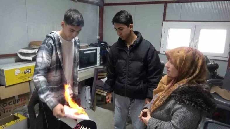 LİSELİLER HARÇLIKLARIYLA DEPREMZEDE VATANDAŞLARIN BAKKAL BORCUNU KAPADI