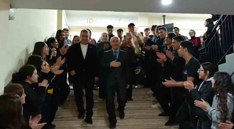 MESLEK HAYATINDA 50 BİN ÖĞRENCİNİN HAYATINA DOKUNAN 40 YILLIK ÖĞRETMENE ALKIŞLAR İÇERİSİNDE HÜZÜNLÜ VEDA